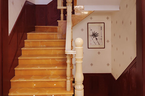 吉安中式别墅室内汉白玉石楼梯的定制安装装饰效果